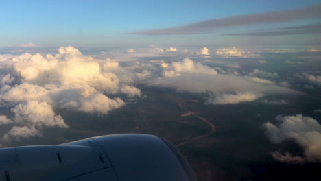 Blick-Auf-Die-Wolken-Aus-Dem-Flugzeug