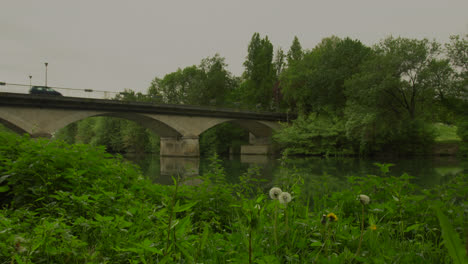 Autos-Fahren-Auf-Einer-Brücke-Mit-Blick-Auf-Einen-Ruhigen-Fluss-In-Cognac,-Frankreich,-Vorbei
