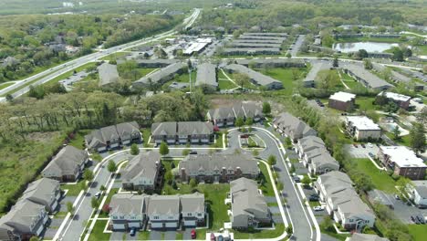 Aerial-shot-of-a-modern-urban-neighborhood-in-the-Midwest,-western-suburbs-of-Chicago,-near-Willowbrook,-Illinois