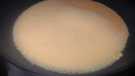 Ein-Einfaches-Omelett-Oder-Omelett,-Das-In-Einer-Bratpfanne-Gegart-Wird