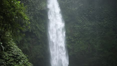Toma-Panorámica-En-Cámara-Lenta-Frente-A-Una-Cascada-De-Nungnung-En-Bali,-Indonesia,-Después-De-Una-Tormenta-De-Lluvia