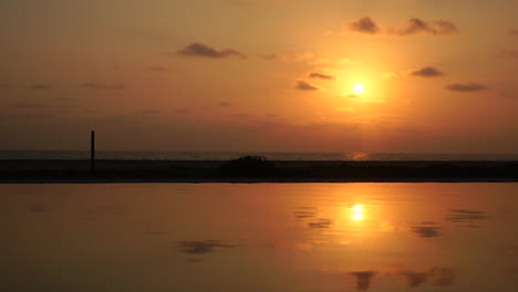 Bewegte-Wasserspiegelung-Mit-Wunderschönem-Sonnenuntergang-Vom-Meer-Und-Wunderschönem-Wolkenhimmel-Am-Abend