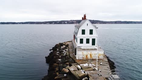 Erhöhter-Blick-Auf-Den-Rockland-Breakwater-Lighthouse-In-Maine