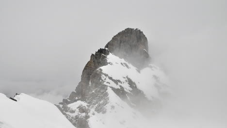 Lapso-De-Tiempo-De-La-Nube-Rodando-Alrededor-De-Un-Pico-De-Montaña-Cubierto-De-Nieve-En-Los-Alpes-Franceses-En-Invierno
