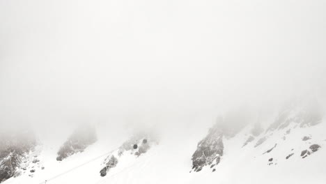 Zeitraffer-Einer-Skiliftblase-Am-Hang-Eines-Berges,-Der-In-Den-Französischen-Alpen-Im-Winter-In-Tiefe-Wolken-Stürzt