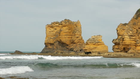 Formación-De-Roca-Caliza-Ubicada-En-La-Entrada-De-Aireys,-Australia