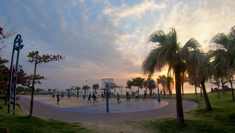 Familien-Spielen-Basketball-Auf-Den-Plätzen-Am-Meer