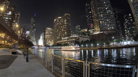 4k,-Zeitraffer,-Chicago-Riverwalk,-Nachtzeitrafferansicht,-Vereinigte-Staaten,-USA,-Fluss,-Gebäude,-Wolkenkratzer,-Vorbeifahrende-Boote