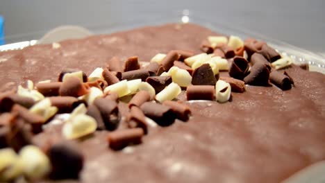 Abstrakte-Verschwommene-Hintergrundaufnahme-Eines-Rotierenden-Kuchens,-Nahaufnahme-Von-Geriebener-Schwarzer-Und-Weißer-Schokolade