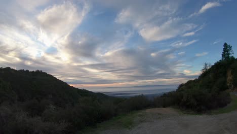 Lapso-De-Tiempo-De-Nubes-En-Movimiento-Y-Amanecer-En-Las-Colinas-Sobre-Santa-Bárbara-En-California