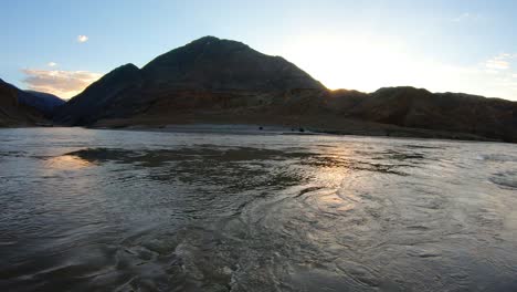 Der-Zusammenfluss-Und-Die-Konvergenz-Des-Flusses-Zanskar-Und-Des-Indus-Mit-Bergen-Und-Der-Sonne-Im-Hintergrund,-Der-Reinen-Wasserfluss-Aus-Den-Bergen-Fließt