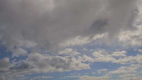Wolken-Im-Zeitraffer,-Die-Sich-In-Entgegengesetzte-Richtungen-Bewegen