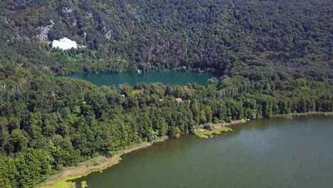 Blick-Auf-Die-Seen-Von-Monticchio-Von-Einer-Drohne-Aus