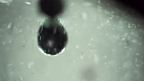 Zwei-Schwarze-Kugelförmige-Blasen-Tanzen,-Spielen-Und-Kämpfen-Unter-Wasser-In-Einer-Science-Fiction-Manier,-Wissenschaftstechnologie