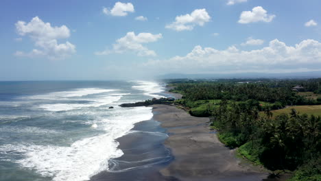 Luftaufnahmen-Von-Drohnen,-Küste-Mit-Schwarzen-Felsen-In-Bali