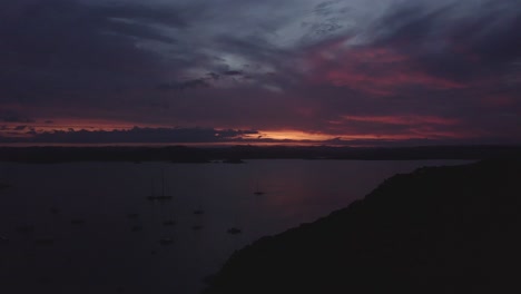 Luftaufnahme-Des-Sonnenuntergangs-In-Russell,-Der-Bay-Of-Islands,-Während-Boote-Im-Wasser-Ankern