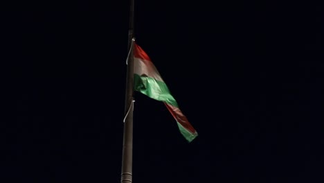 Die-Ungarische-Flagge-Weht-Nachts-Im-Wind-Und-Kann-Von-Unten-Aus-Einem-Niedrigen-Winkel-Betrachtet-Werden