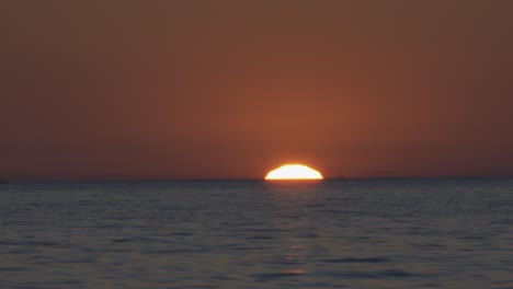 Die-Sonne-Geht-Im-Sommer-An-Der-Kroatischen-Küste-über-Sanften-Wellen-Unter