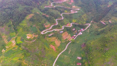Eine-Kurvenreiche,-Sich-Windende-Straße,-Die-Wunderschön-In-Den-Berghang-Des-Geoparks-Dong-Van-Karst-Plateau-Geschnitten-Ist