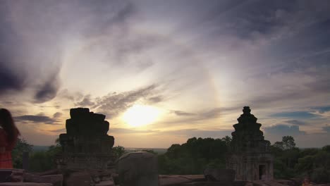 Zeitraffer-Des-Sonnenuntergangs-über-Einem-Asiatischen-Tempel,-Der-Aus-Dem-Dschungel-Ragt
