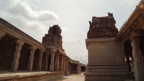 Arquitectura-Del-Templo-En-Ruinas-Y-Gopura-Y-Mandapa-De-Hampi