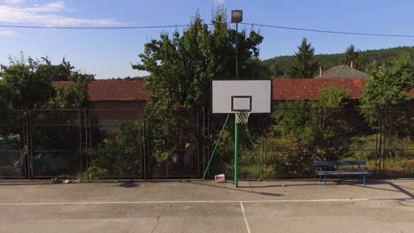 Ein-Leerer-Basketballplatz,-Der-Auf-Den-Korb-Zufliegt