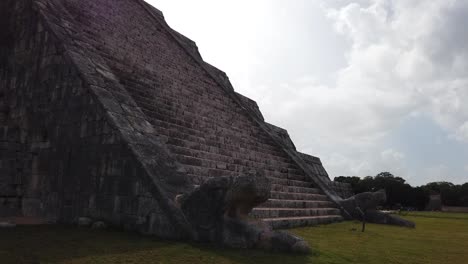 Cinematic-closeup-of-El-Castillo,-the-main-pyramid-of-Chichen-Itza,-Mexico