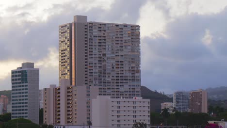 Zeitraffer-über-Gebäuden-In-Honolulu,-Hawaii