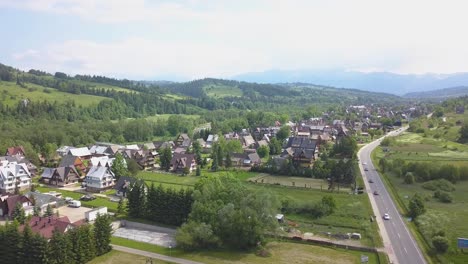 Vista-Aérea-De-La-Zona-De-Zakopane-Con-Las-Montañas-Tatra-En-El-Horizonte