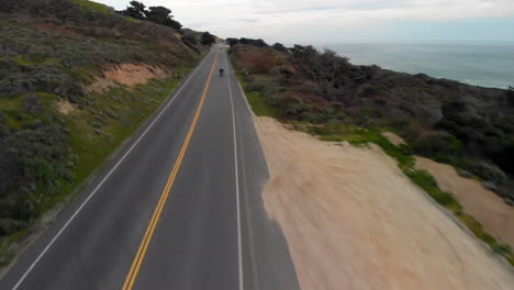 Antena-De-Un-Motociclista-Montando-En-La-Autopista-Uno-De-La-Costa-De-California