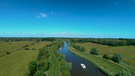 Drohnenaufnahmen-Aus-Der-Luft-Eines-Bootes-Entlang-Des-Flusses-Waveney,-Norfolk