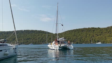Segelboot-Katamaran-Andocken-Mit-Menschen-An-Bord-An-Der-Adria,-Insel-Mljet,-Kroatien