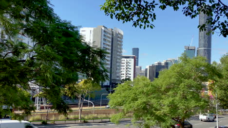 Belebte-Brisbane-Street-Mit-Stadtgebäuden-Und-Roma-St-Bahnhof-Im-Hintergrund-Queensland-Australien