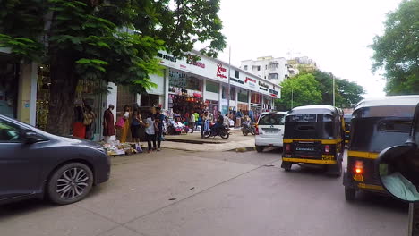 Rikscha-Fährt-Durch-Das-Belebte-Einkaufsviertel-In-Mumbai