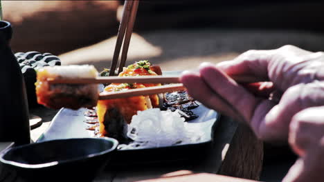 Sushi-Mit-Stäbchen-In-Asien-Essen