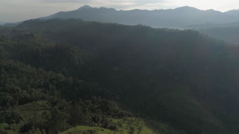 Drohnenaufnahme-Einer-Wunderschönen-Aussicht-In-Sri-Lanka-Mit-Sonnenaufgang
