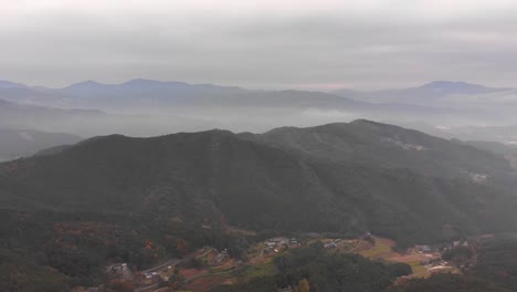 Nebliges-Gebirge-In-Japan