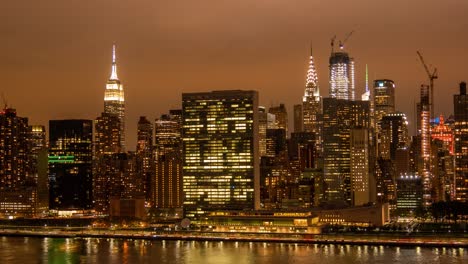 Time-Lapse-of-Manhattan-East-Side-skyline-and-FDR-Drive-on-the-shore-of-East-River-at-night,-New-York-City