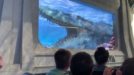 Ein-Riesiger-Mosasaurus,-Der-In-Einem-Großen-Unterwasserbecken-Schwimmt,-Beschleunigt-Und-Zerbricht-Die-Aquarienscheibe