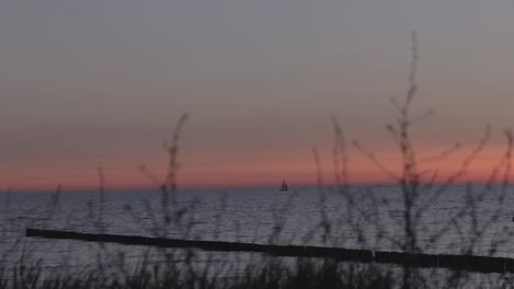 Ein-Segelboot,-Das-Bei-Sonnenuntergang-Am-Horizont-Der-Ostsee-Segelt