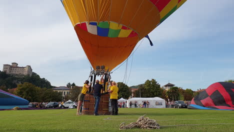 Menschen,-Die-Einen-Heißluftballon-In-Italien-In-Flammen-Setzen