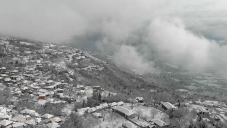 Pueblo-Nevado-De-Montaña-En-Grecia