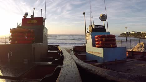 Lokale-Fischerboote-In-Arniston-Warten-Auf-Eine-Gelegenheit,-An-Einem-Frühen-Wintermorgen-Hinauszugehen