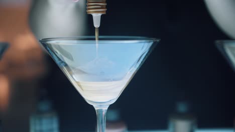 Friseursalon-Colorist-Mischt-Farbstoff-In-Schickem-Martini-Glas,-Während-Der-Kunde-Zusieht