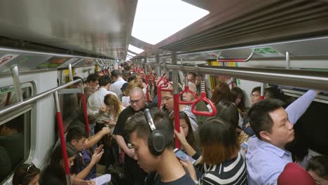 Pendler-In-Einer-überfüllten-Nahverkehrsbahn-Oder-Einem-Mrt-Zug-Im-Unterirdischen-Verkehrsnetz-Von-Hongkong