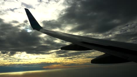 Dramatischer-Blick-Auf-Den-Sonnenaufgang-Am-Morgen-Aus-Den-Flugzeugfenstern
