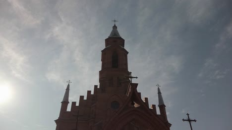 Kirche-Aus-Roten-Backsteinen-In-Kernave,-Litauen,-Osteuropa---Herbst-2019