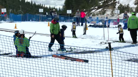 Kinder-Nehmen-An-Privaten-Skikursen-Im-Diamond-Peak-Ski-Resort-In-North-Lake-Tahoe-Teil
