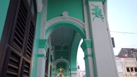 Blick-Auf-Die-Landschaft-Unter-Dem-Korridor-Beim-Spaziergang-Durch-Die-Alte-Altstadt-Mit-Shino-portugiesischer-Architektur-In-Phuket,-Thailand