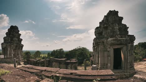 Lapso-De-Tiempo-Del-Cielo-En-El-Templo-Bakheng-En-Camboya
